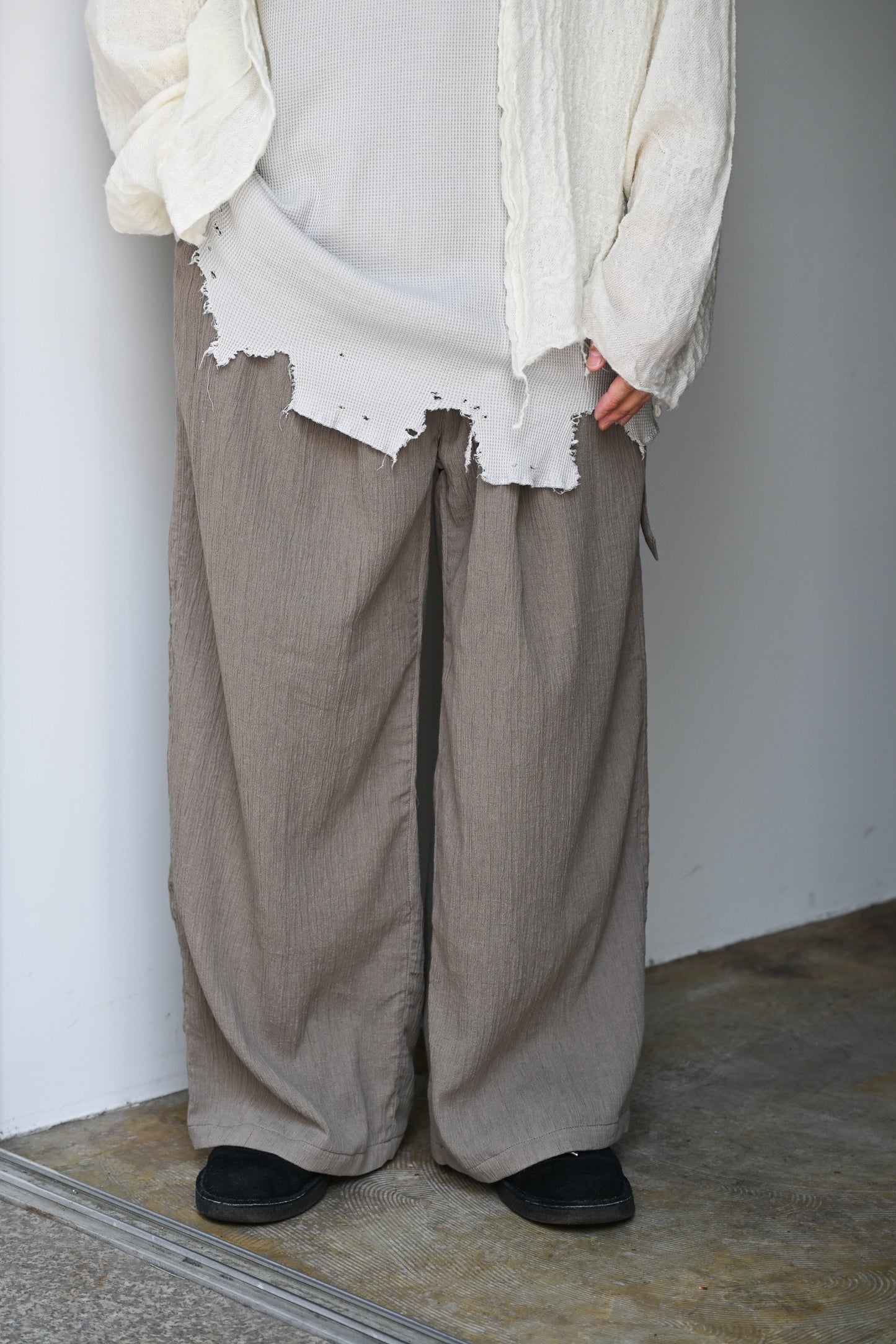 ANCELLM / BELTED CREPE TUCK SLACKS -GREIGE
