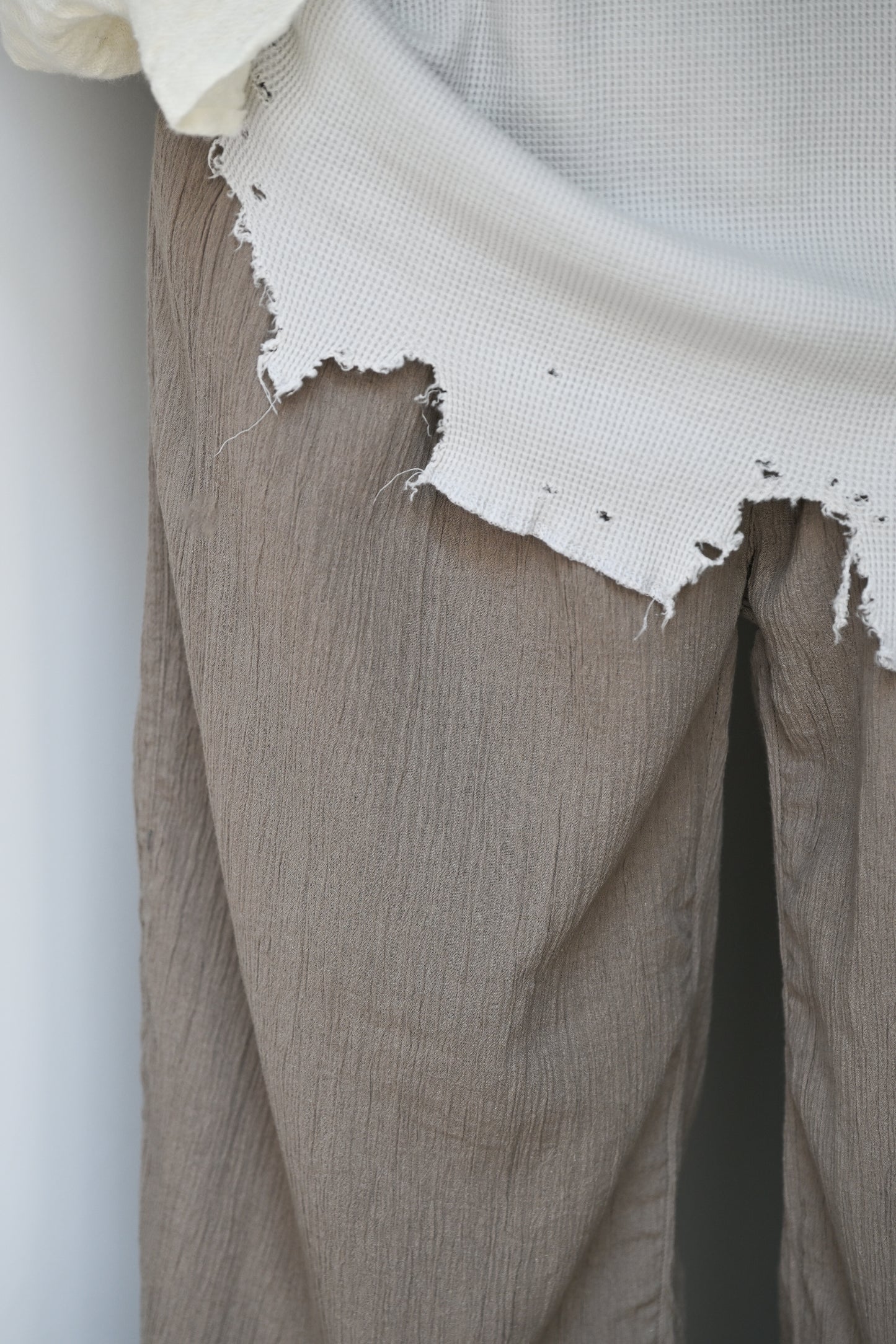 ANCELLM / BELTED CREPE TUCK SLACKS -GREIGE