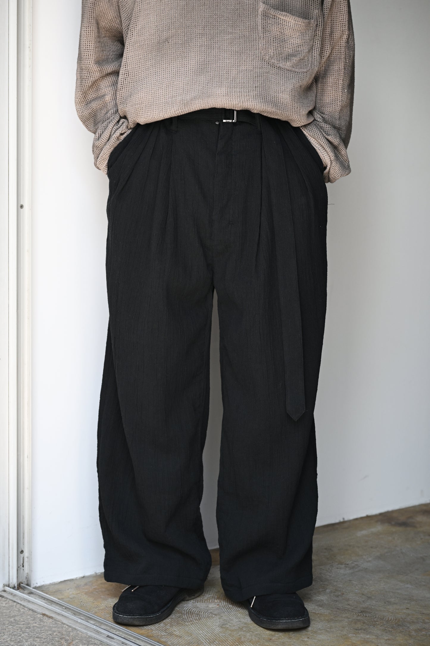ANCELLM / BELTED CREPE TUCK SLACKS -BLACK