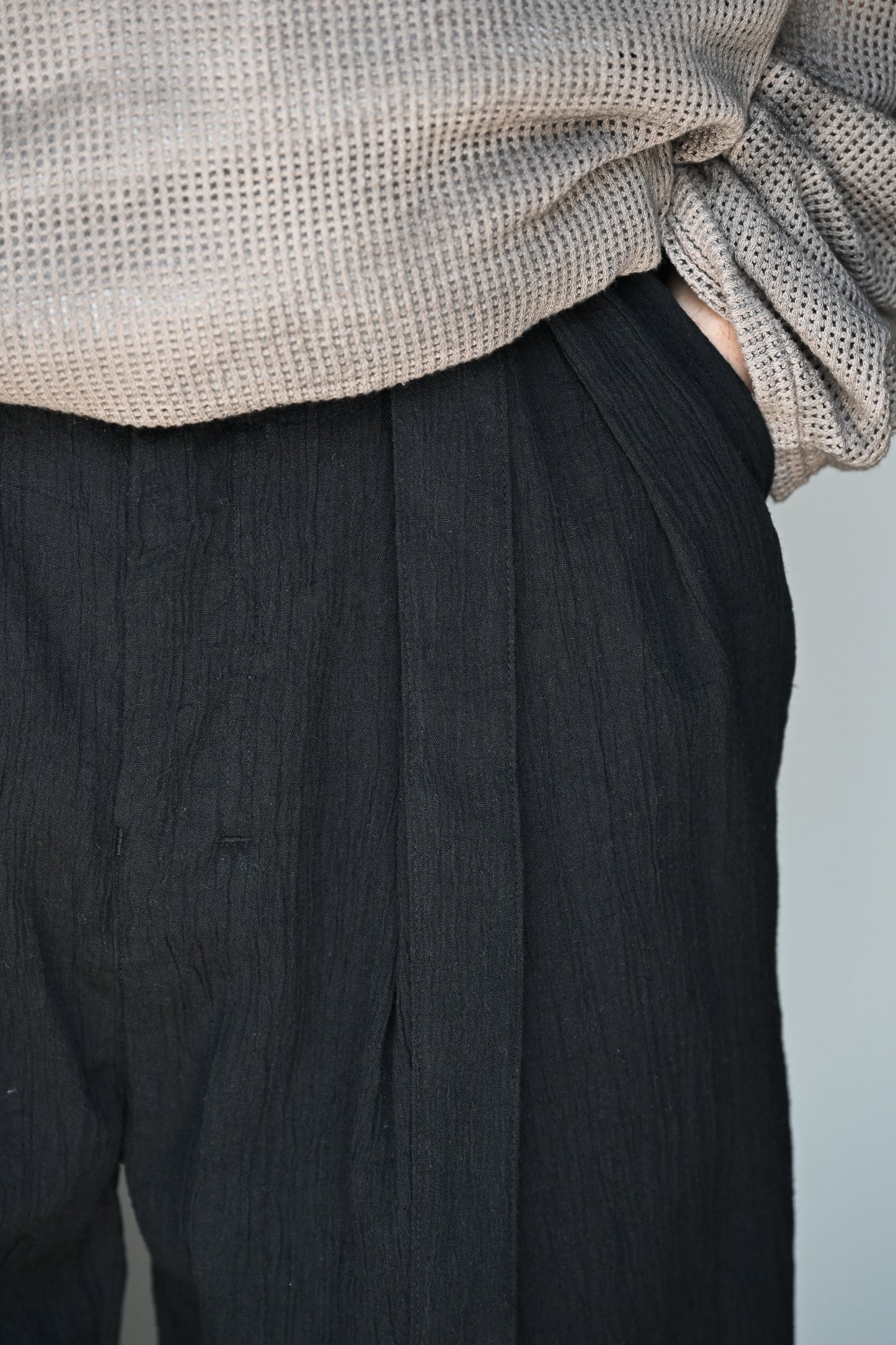 ANCELLM / BELTED CREPE TUCK SLACKS -BLACK