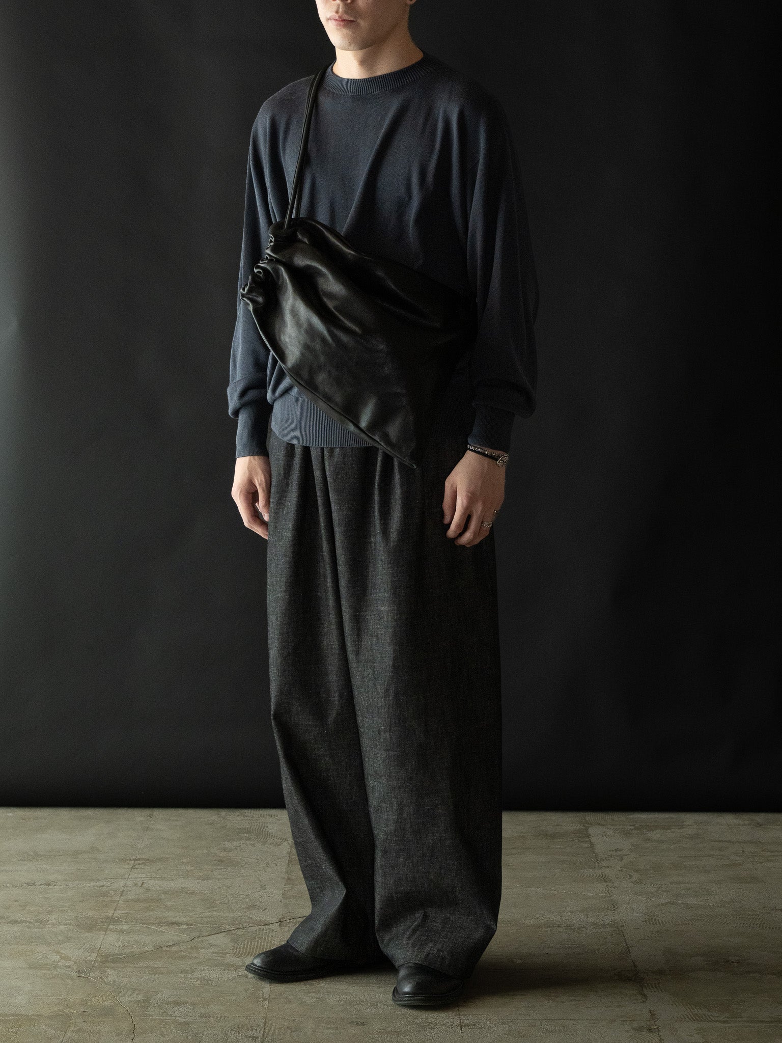 GABRIELA COLL GARMENTS / LEATHER GATHERED CROSSED BAG -BLACK