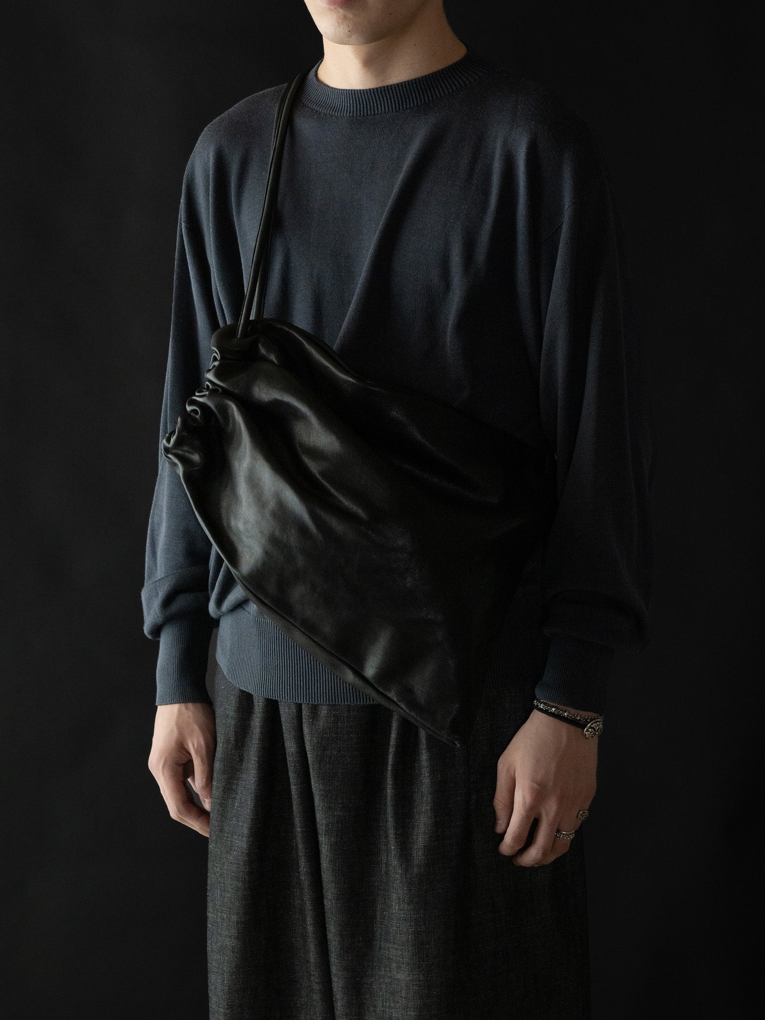 GABRIELA COLL GARMENTS / LEATHER GATHERED CROSSED BAG -BLACK