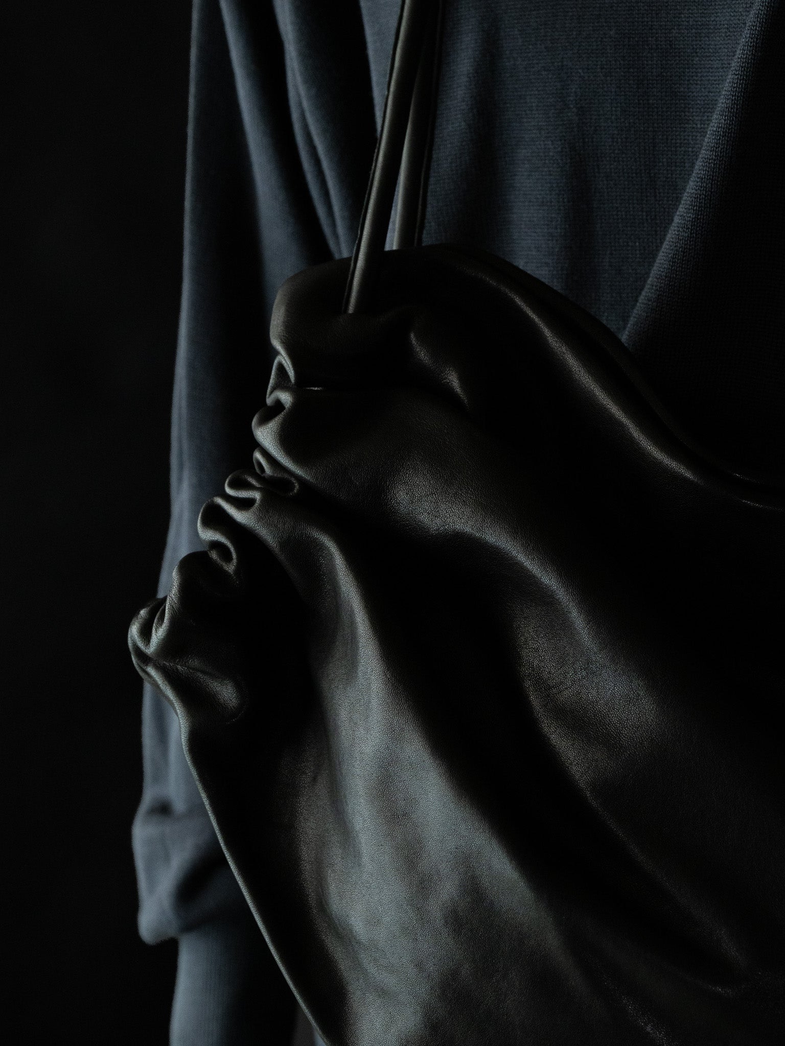 GABRIELA COLL GARMENTS / LEATHER GATHERED CROSSED BAG -BLACK