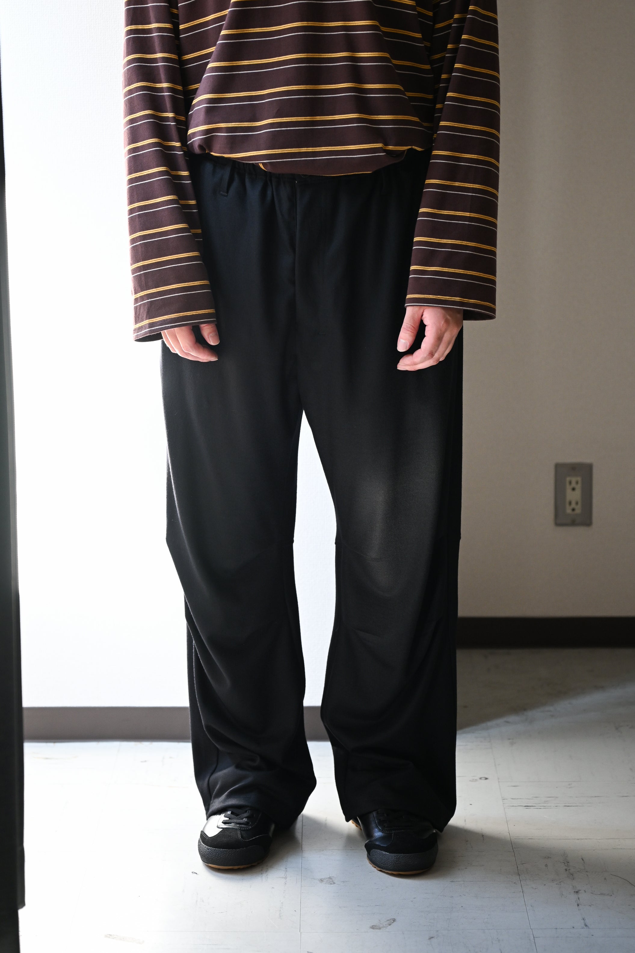 ANCELLM / WOOL CUT KNEE TUCK SLACKS -BLACK