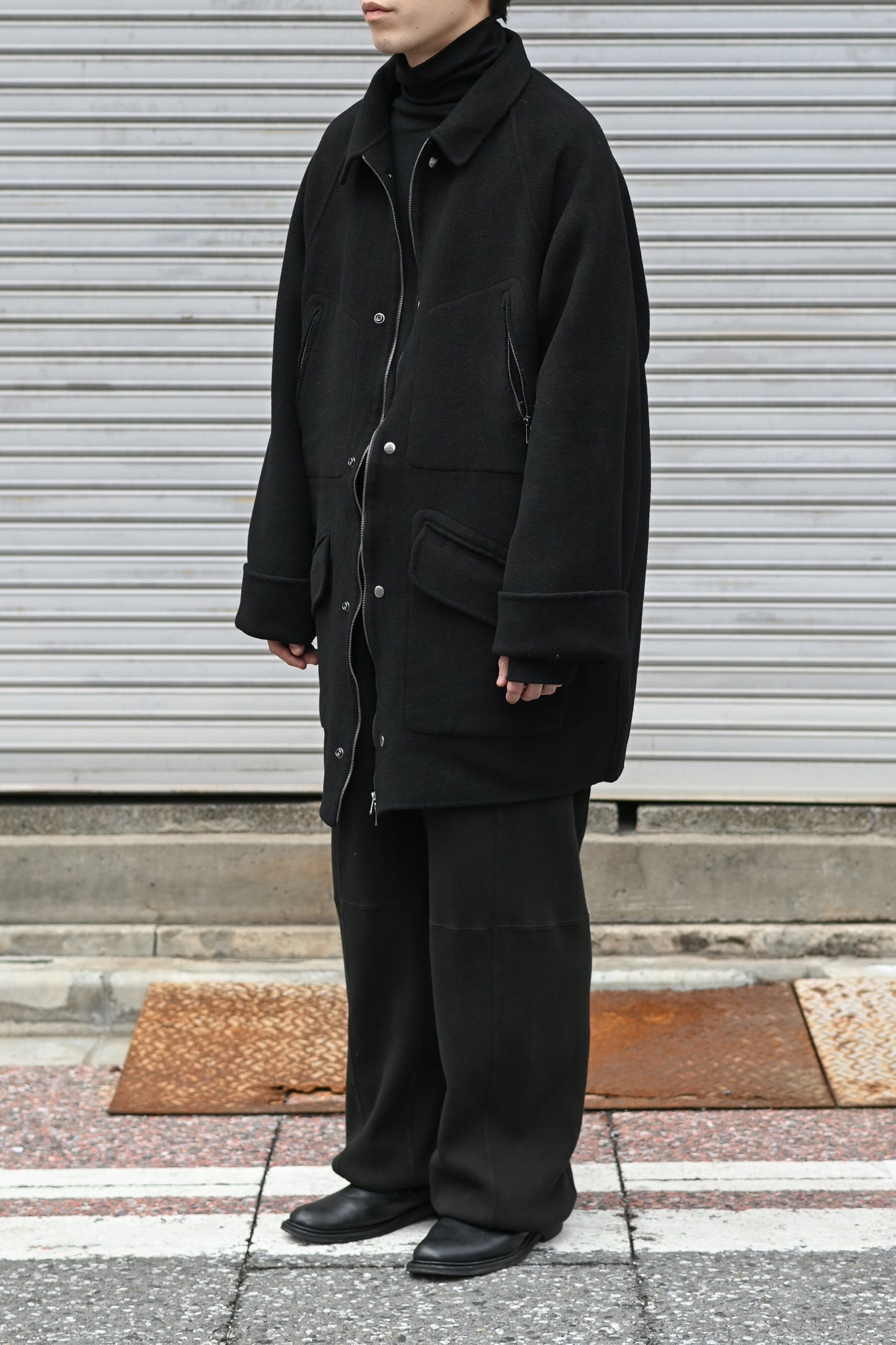 barbell object / r/w off coat -BLACK