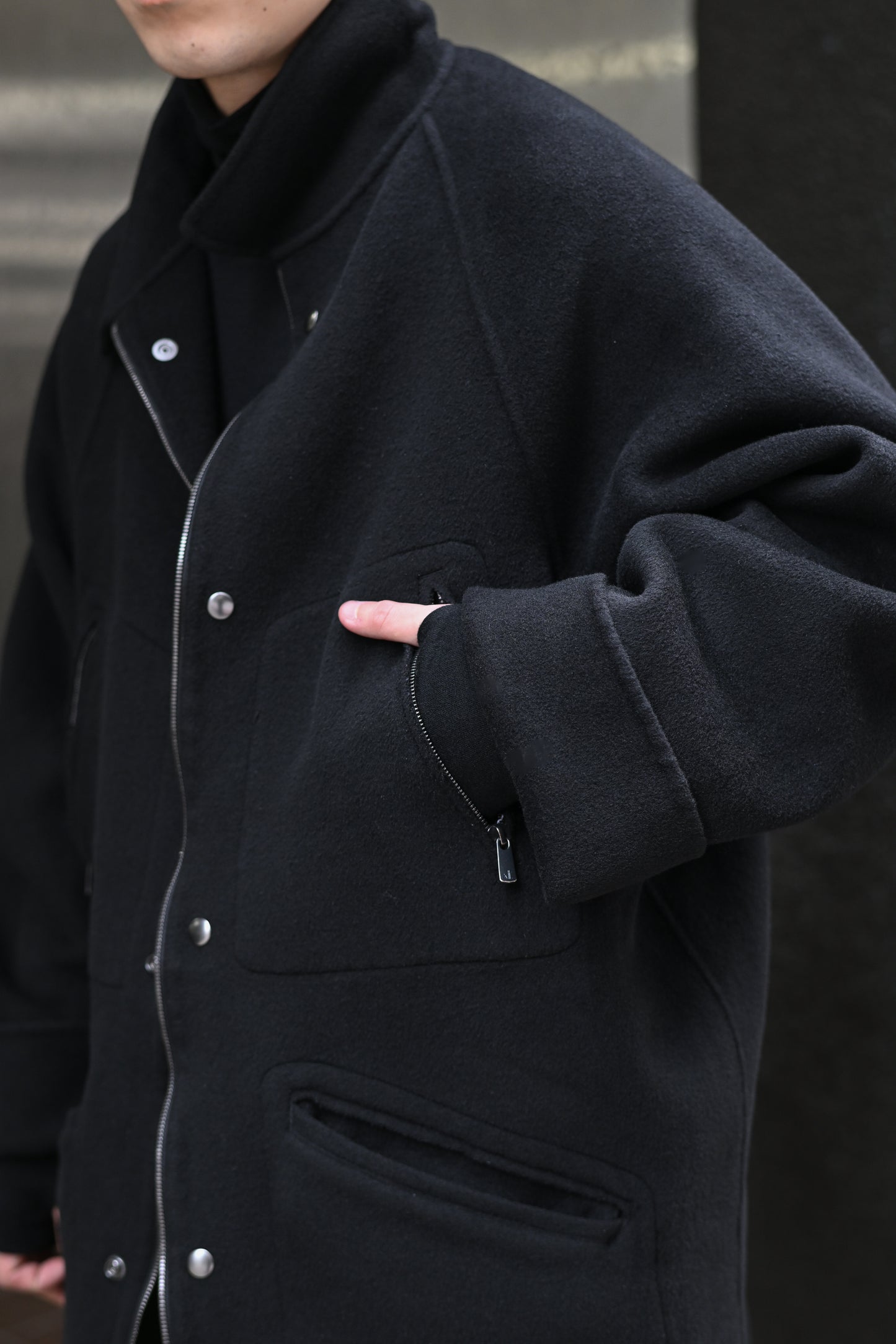 barbell object / r/w off coat -BLACK