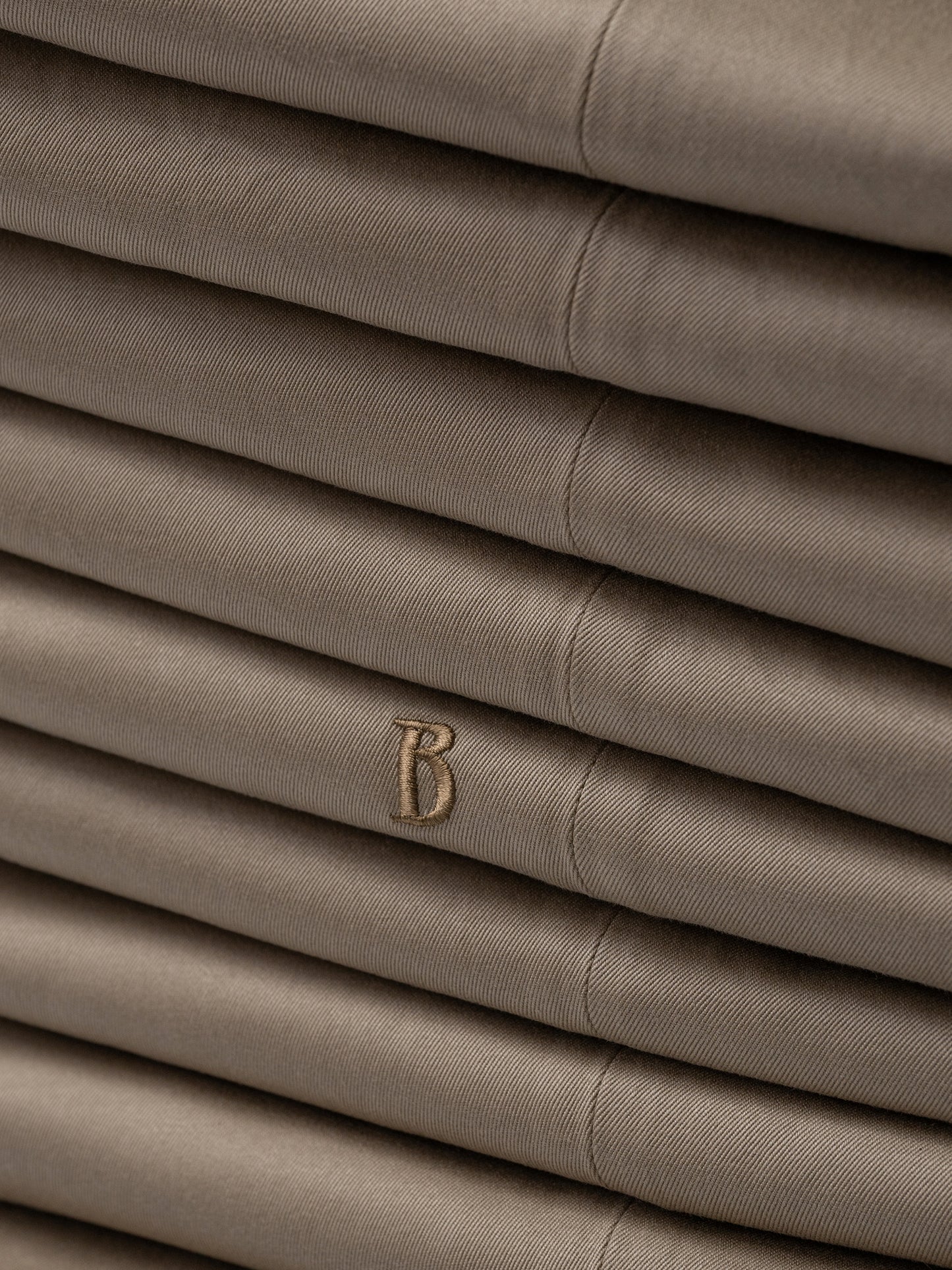 BISOWN / exclusive / B” TUCK PANTS (CHINO)