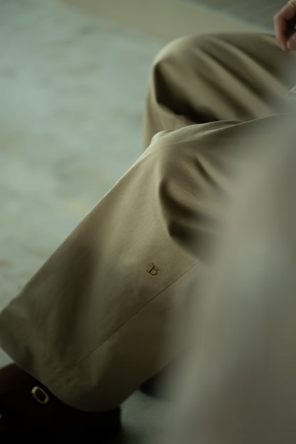 BISOWN / exclusive / B” TUCK PANTS (CHINO)