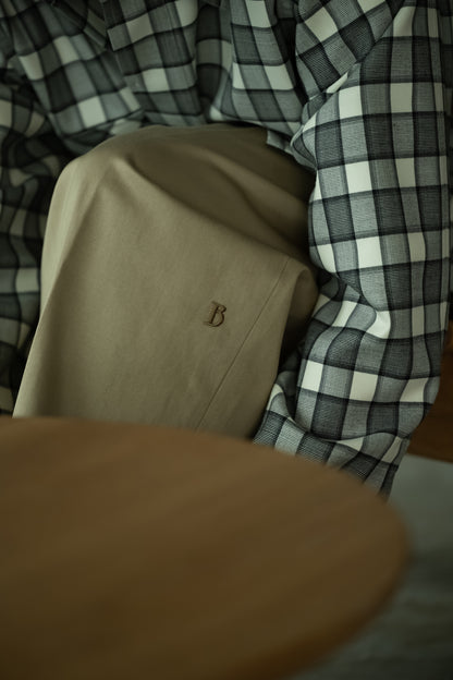 BISOWN / exclusive / B” TUCK PANTS (CHINO)