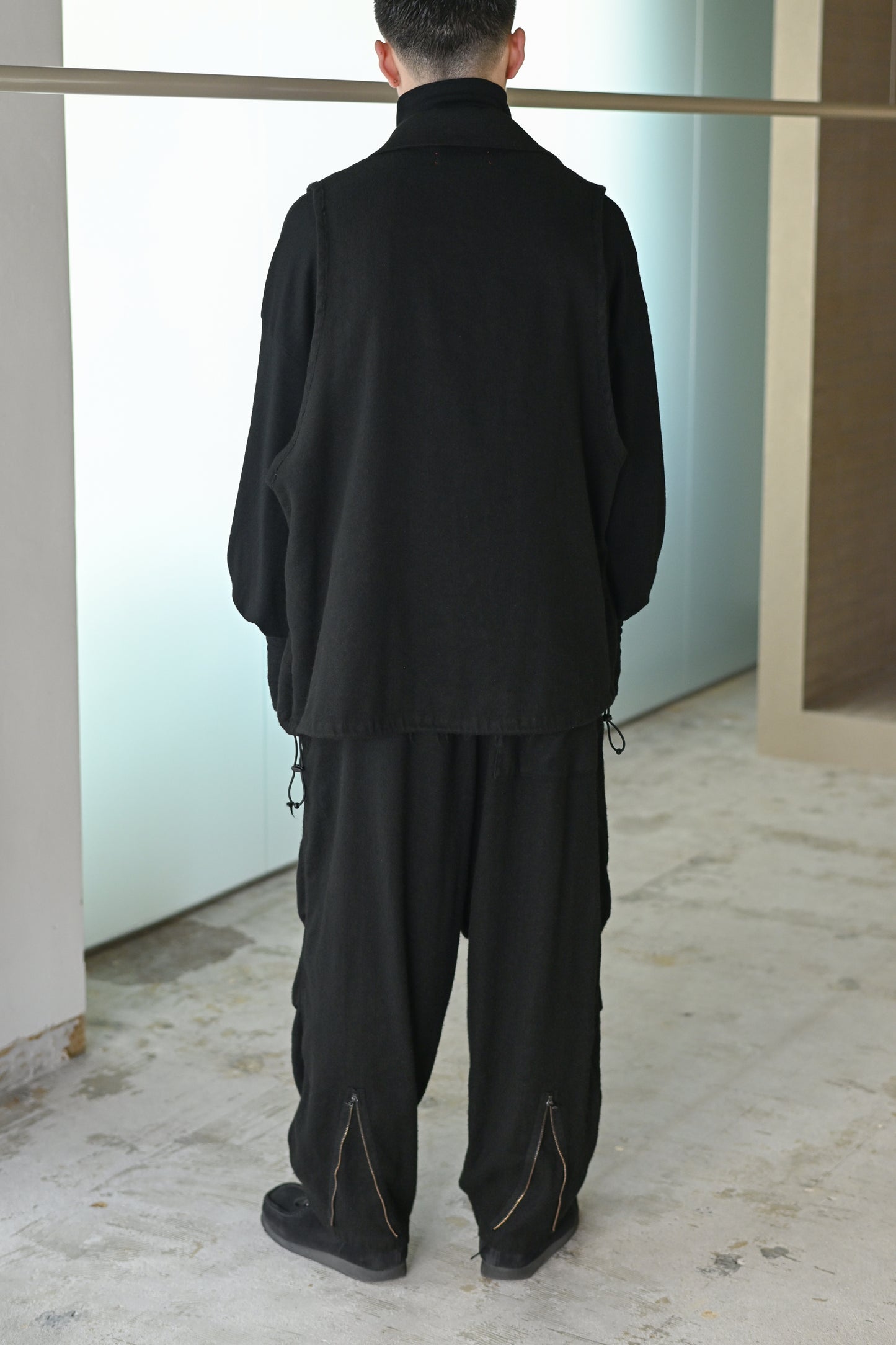 barbell object / flower vest -BLACK