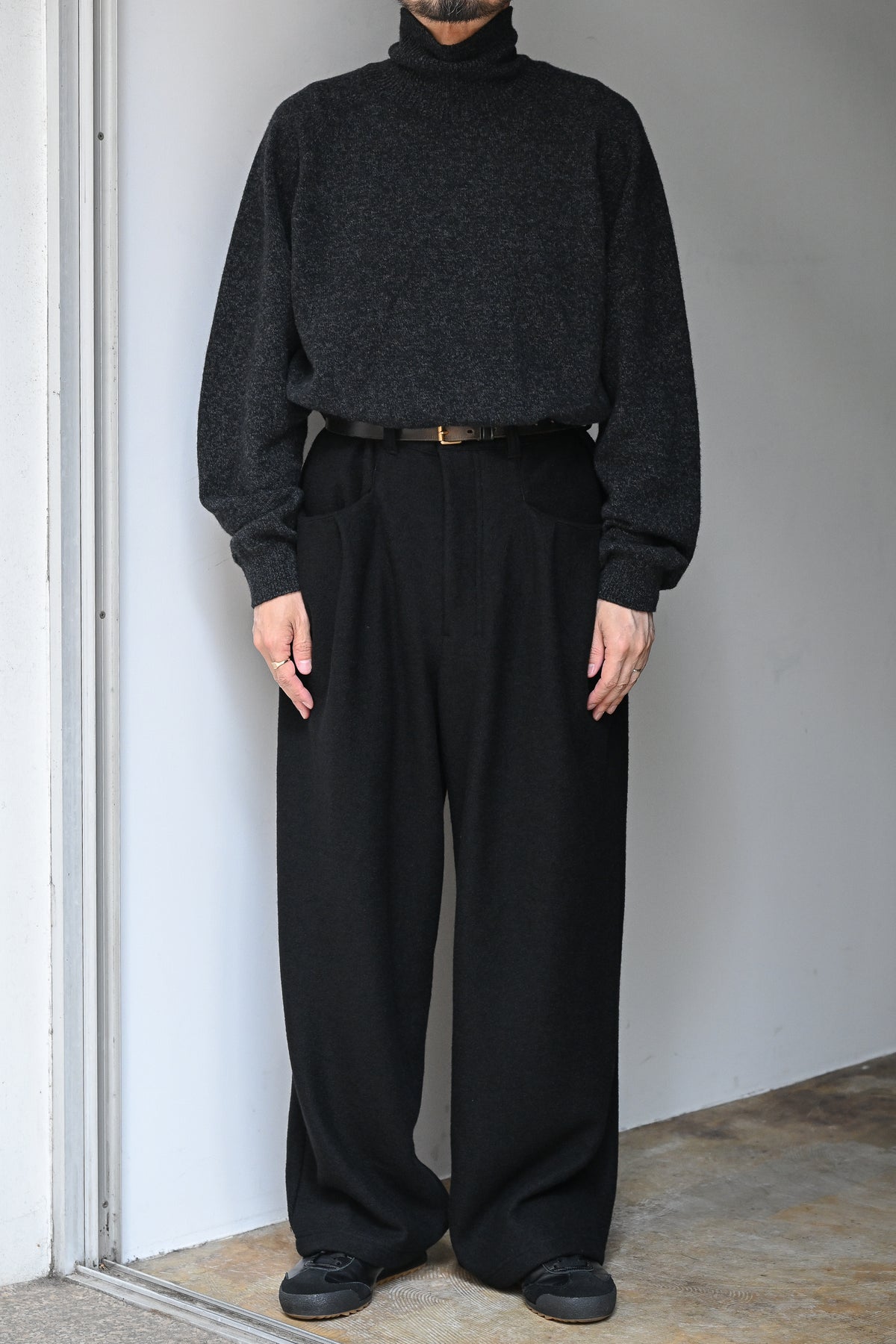 ANCELLM / WOOL CUT WIDE TUCK SLACKS -BLACK