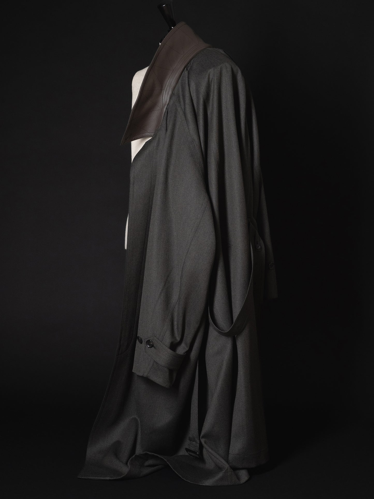 ANTOS. / exclusive / THE BESPOKE LEATHER DETAIL - CAVALRY TWILL COAT