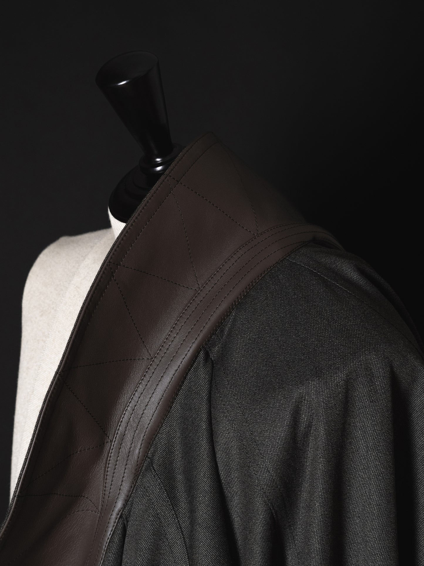 ANTOS. / exclusive / THE BESPOKE LEATHER DETAIL - CAVALRY TWILL COAT