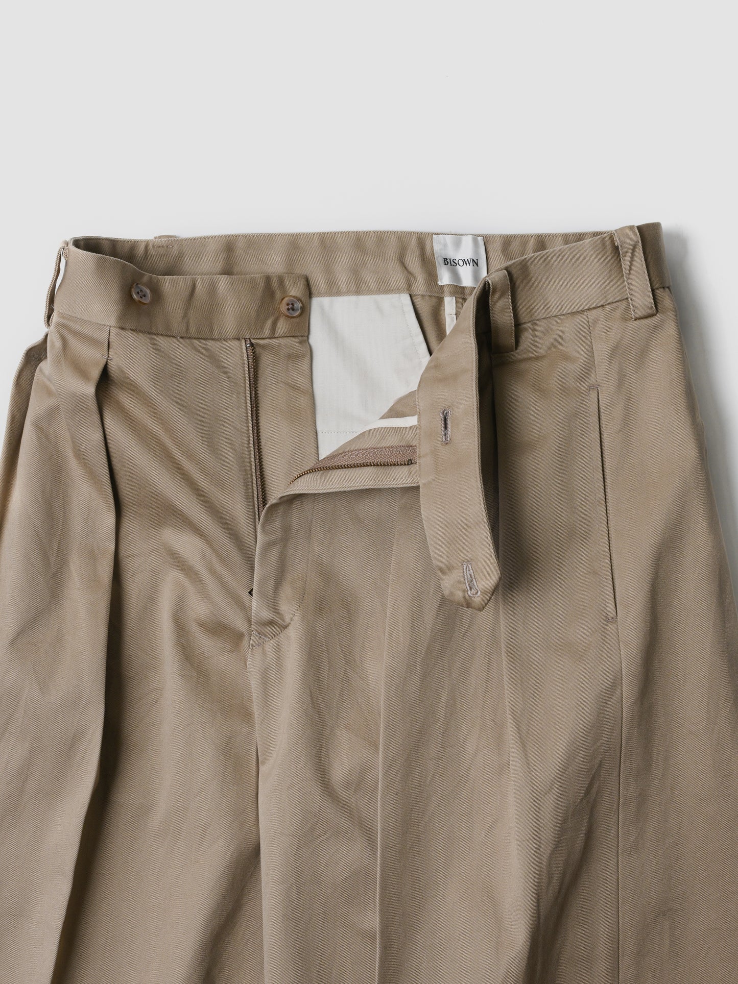 BISOWN / exclusive / B” TUCK PANTS (CHINO)
