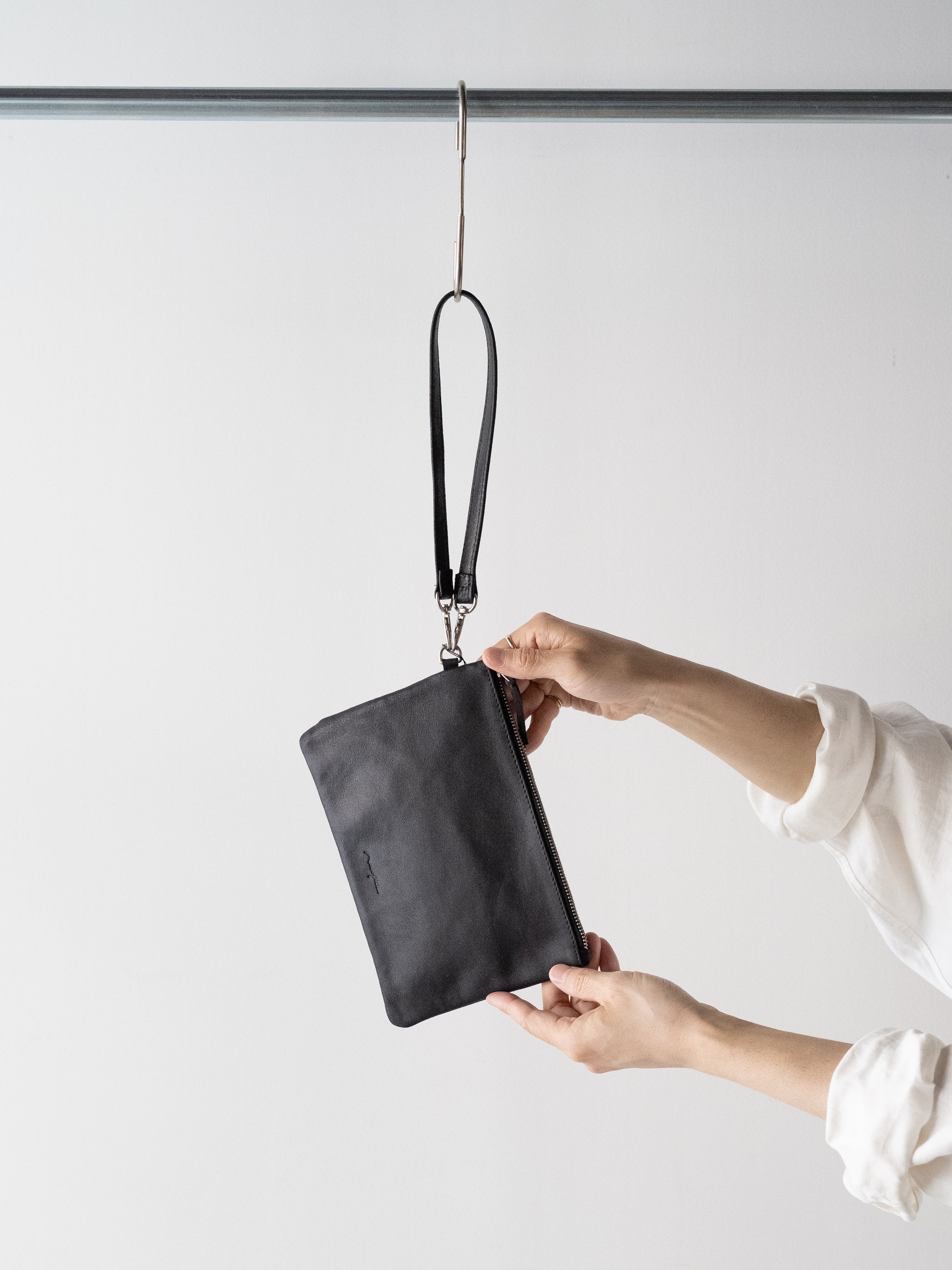 Morphée / STRAP LEATHER POUCH -BLACK – and father