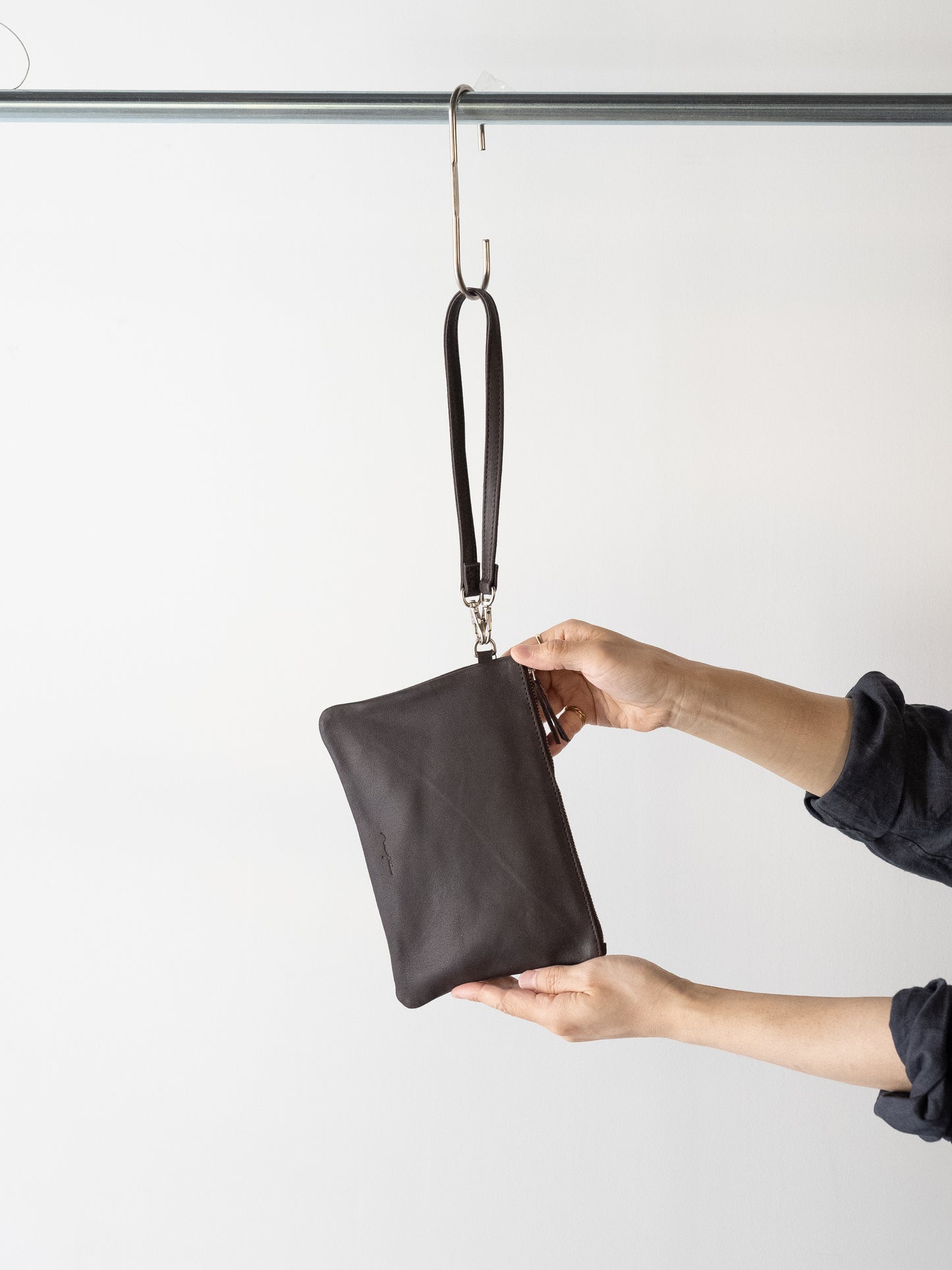 Morphée / STRAP LEATHER POUCH -DARK CHOCO